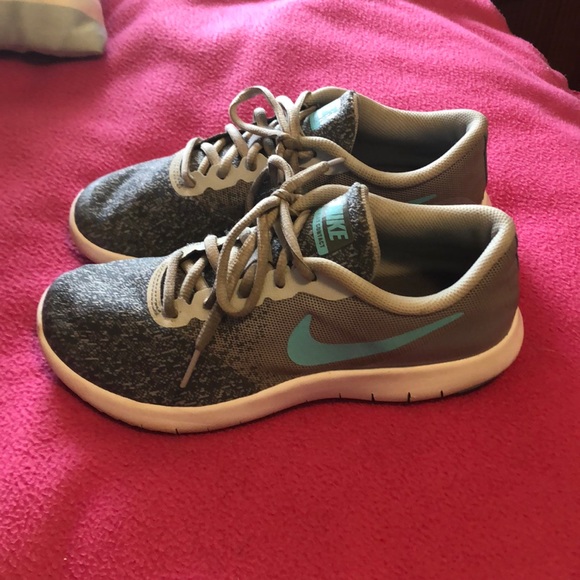 Nike youth athletic shoes size 5.5 - Picture 2 of 6